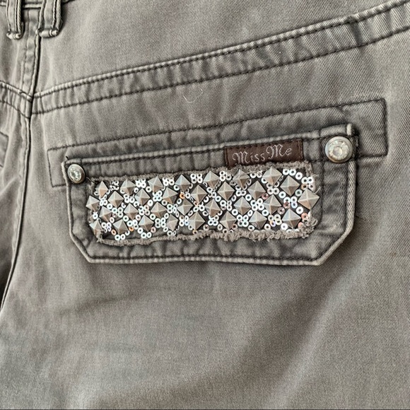 Miss Me Grey Studded Cotton Cargo Capris NWT Size 27 - Picture 9 of 13